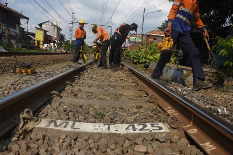 Petugas Dinas Jalan Rel KAI melakukan perawatan rel kereta api di jalur relasi Manggarai-Tanah Abang, Pasar Rumput, Jakarta, Selasa (5/7/2022). Foto: Indrianto Eko Suwarso/Antara Foto