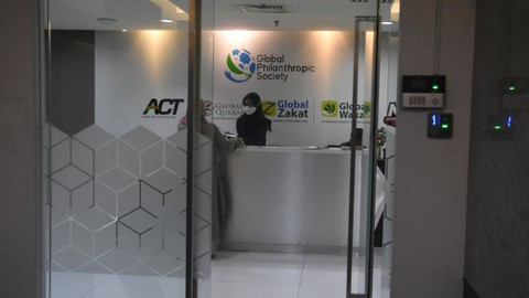 Pegawai beraktivitas di kantor Aksi Cepat Tanggap (ACT), Menara 165, Jakarta, Rabu (6/7/2022). Foto: Indrianto Eko Suwarso/Antara Foto