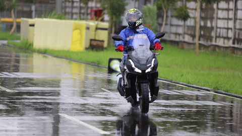 Test ride Honda ADV 160 di Astra Honda Motor Safety Riding & Training Center, Cikarang (6/7/2022). Foto: AHM