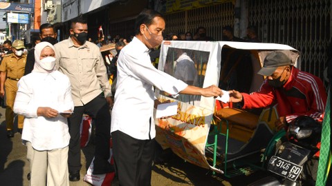 Presiden Jokowi memberikan santunan bagi warga di Provinsi Sumatera Utara, Kamis (7/7/2022). Foto: Rusman/Biro Pers Sekretariat Presiden