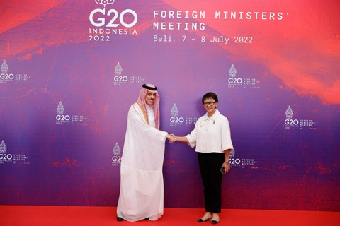 Menlu Arab Saudi Pangeran Faisal bin Farhan Al Saud bertemu dengan Menlu RI Retno Marsudi pada Pertemuan Menlu G20 di Nusa Dua, Bali, Indonesia, 8 Juli 2022. Foto: REUTERS/Willy Kurniawan