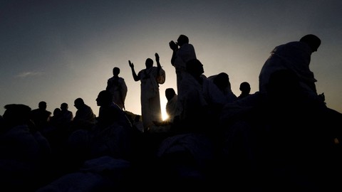 Jemaah haji berkumpul di Jabal Rahmah saat melaksanakan wukuf arafah di luar kota suci Makkah, Arab Saudi, Jumat (8/7/2022). Foto: Mohammed Salem/REUTERS