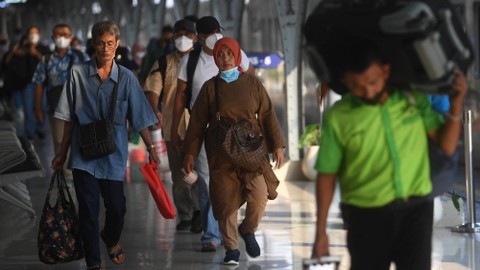 Penumpang berjalan menuju rangkaian Kereta Api Gumarang tujuan Surabaya di Stasiun Pasar Senen, Jakarta, Jumat (8/7/2022). Foto: Akbar Nugroho Gumay/ANTARA FOTO