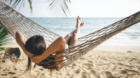 Ilustrasi berlibur di pantai Sambolo. Foto: Peera_stockfoto/Shutterstock