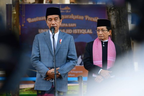Presiden Joko Widodo menyerahkan bantuan kemasyarakatan berupa sapi secara simbolis kepada Imam Besar Masjid Istiqlal Nasaruddin Umar di Masjid Istiqlal, Jakarta, Minggu (10/7/2022). Foto: Muchlis Jr/Biro Pers Sekretariat Presiden