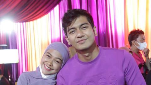 Youtuber Ria Ricis dan Suaminya Teuku Ryan saat menggelar acara berbagi daging kurban di kawasan Condet, Jakarta Timur, Senin, (11/7/2022). Foto: Agus Apriyanto