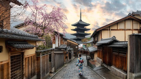 Ilustrasi wanita yang berjalan menuju kuil Jepang. Foto: Travelpixs/Shutterstock