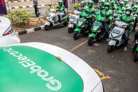 Pengemudi ojek daring kendaraan listrik GrabElectric menunggu calon pengguna di Jakarta, Selasa (12/7/2022). Foto: Muhammad Adimaja/ANTARA FOTO