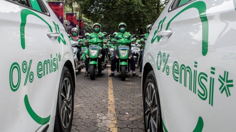 Pengemudi ojek daring kendaraan listrik GrabElectric menunggu calon pengguna di Jakarta, Selasa (12/7/2022). Foto: Muhammad Adimaja/ANTARA FOTO