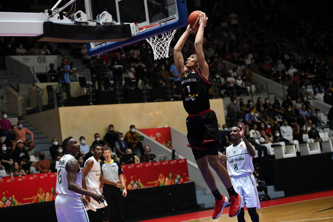 Pebasket Indonesia Derrick Michael Xzavierro (kedua kanan) melakukan 'slam dunk' ke ring tim nasional Arab Saudi dalam laga babak penyisihan Grup A FIBA Asia Cup 2022 di Istora Gelora Bung Karno, Senayan, Jakarta, Selasa (12/7/2022). Foto: Aditya Pradana Putra/ANTARA FOTO