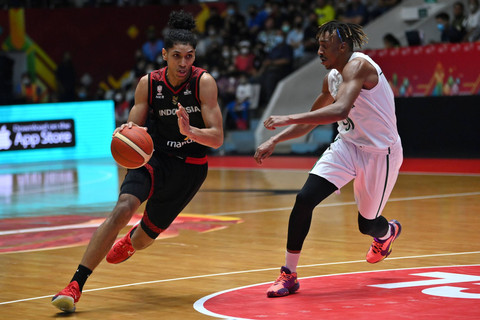 Pebasket Indonesia Derrick Michael Xzavierro (kiri) melewati hadangan pebasket Arab Saudi Musab Tariq (kanan) dalam laga babak penyisihan Grup A FIBA Asia Cup 2022 di Istora Gelora Bung Karno, Senayan, Jakarta, Selasa (12/7/2022). Foto: Aditya Pradana Putra/ANTARA FOTO