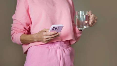 Ilustrasi perempuan rajin minum air putih. Foto: Boryana Manzurova/Shutterstock