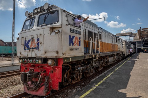 Seorang masinis memeriksa kesiapan rangkaian kereta api (KA) Argo Bromo Anggrek tujuan Jakarta di Stasiun Tawang, Semarang, Jawa Tengah, Selasa (12/7/2022). Foto: Aji Styawan/Antara Foto