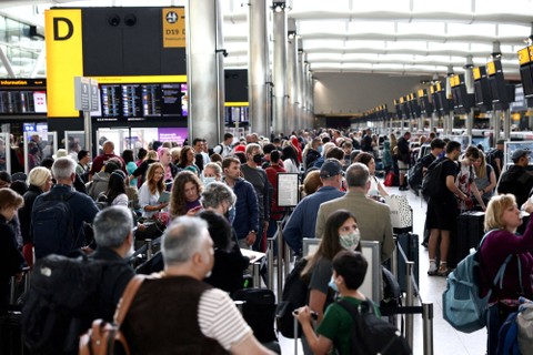 Penumpang mengantre di dalam terminal keberangkatan Terminal 2 di Bandara Heathrow di London, Inggris, 27 Juni 2022.  Foto: REUTERS/Henry Nicholls