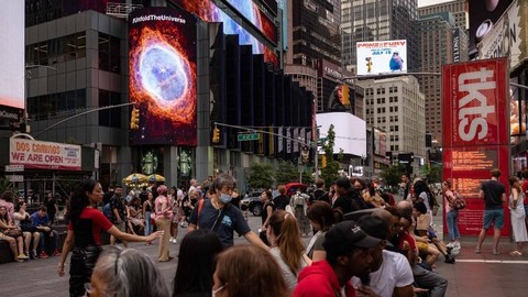 Gambar yang diambil oleh Teleskop Luar Angkasa James Webb ditampilkan di layar di Times Square pada Selasa (12/7/2022). Foto: Yuki Iwamura/AFP