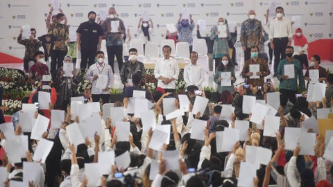 Presiden Joko Widodo berfoto bersama saat acara pemberian Nomor Induk Berusaha (NIB) pelaku Usaha Mikro Kecil (UMK) perseorangan tahun 2022 di Jakarta, Rabu (13/7/2022).  Foto: Akbar Nugroho Gumay/ANTARA FOTO