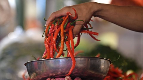 Pedagang mengambil cabai merah keriting untuk ditimbang di Pasar Senen, Jakarta, Rabu (13/7/2022).  Foto: Aditya Pradana Putra/ANTARA FOTO