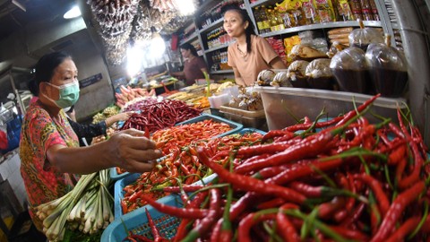 Pedagang melayani pembeli cabai merah di Pasar Senen, Jakarta, Rabu (13/7/2022). Foto: Aditya Pradana Putra/ANTARA FOTO