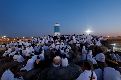 Jemaah haji berkumpul di Jabal Rahmah saat melaksanakan wukuf arafah di luar kota suci Makkah, Arab Saudi, Jumat (8/7/2022).   Foto: Mohammed Salem/REUTERS