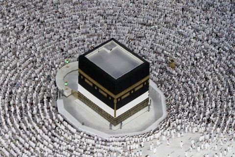 Jemaah haji mengelilingi Ka'bah dan berdoa di Masjidil Haram, di kota suci Makkah, Arab Saudi. Foto: Mohammed Salem/REUTERS
