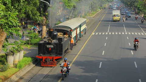 Rel kereta di pusat Kota Surakarta. Foto: Ikhsan Prabowo Hadi/Shutterstock
