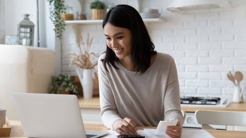 Rupiah Anjlok dan Emas Meroket, Apa yang Ibu Perlu Ketahui? Foto: fizkes/Shutterstock