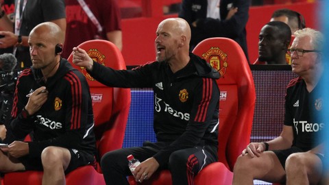Manajer Manchester United Erik Ten Hag (tengah) berteriak selama pertandingan Manchester United dan Liverpool FC di Stadion Nasional Rajamangala di Bangkok, Thailand, Selasa (12/7/2022). Foto: Jack Taylor/AFP
