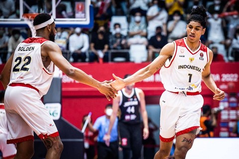 Marques Bolden dan Derrick Michael saat Timnas Basket Indonesia melawan Yordania dalam laga kedua Grup A FIBA Asia Cup 2022 di Istora GBK, Jakarta, Kamis (14/7). Foto: Dok. FIBA Asia Cup 2022