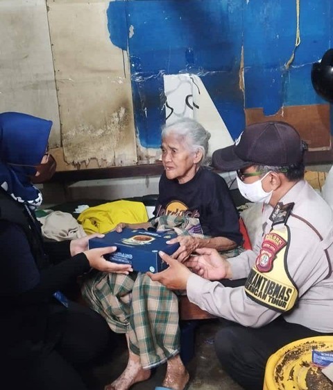 Polda Metro Jaya bersama relawan SiapBergerak bagikan daging kurban dalam bentuk rendang ke masyarakat. Foto: Dok. Istimewa