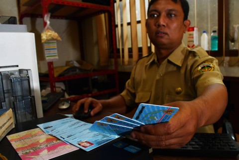 Petugas Dinas Kependudukan dan Pencatatan Sipil mencetak Kartu Tanda Penduduk (KTP) Elektronik di Kabupaten Madiun, Jawa Timur.  Foto: ANTARA FOTO/Siswowidodo