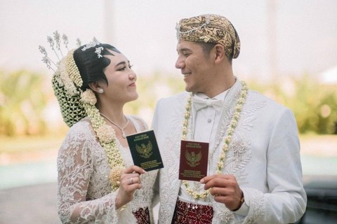 Via Vallen resmi menikah dengan Chevra Yolandi. Foto: Instagram/@viavallen