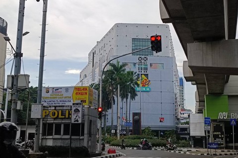 Suasana hari pertama pemberlakukan wajib vaksin booster masuk mal di Blok M Plaza, Jakarta, Minggu (17/7).   Foto: Zamachsyari/kumparan
