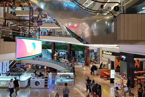 Suasana hari pertama pemberlakukan wajib vaksin booster masuk mal di Blok M Plaza, Jakarta, Minggu (17/7).   Foto: Zamachsyari/kumparan