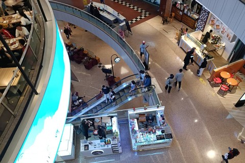 Suasana hari pertama pemberlakukan wajib vaksin booster masuk mal di Blok M Plaza, Jakarta, Minggu (17/7).   Foto: Zamachsyari/kumparan