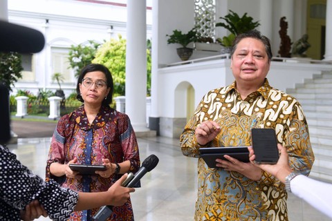 Menteri Keuangan Sri Mulyani dan Menko Perekonomian Airlangga Hartarto mendampingi Presiden Jokowi bertemu delegasi Dana Moneter Internasional (IMF) di Istana Kepresidenan Bogor, Minggu (17/7).  Foto: Muchlis Jr/Biro Pers Sekretariat Presiden