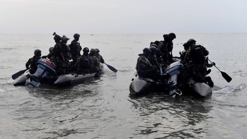 Sejumlah prajurit Komando Pasukan Katak (Kopaska) menggunakan perahu karet menuju Kapal Selam KRI Alugoro 405 saat lati...                    </div>

                    <div class=