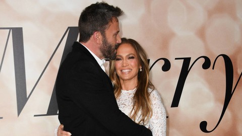Aktris AS Jennifer Lopez dan aktor Ben Affleck tiba untuk pemutaran khusus "Marry Me" di Directors Guild of America (DGA) di Los Angeles pada 8 Februari 2022. Foto: Valeri Macon/AFP