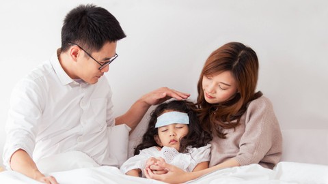 Ilustrasi merawat anak sakit. Foto:  DG FotoStock/Shutterstock