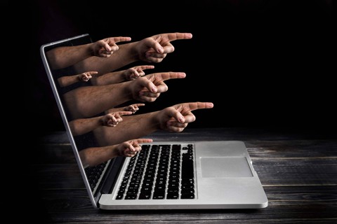 Ilustrasi cyberbullying. Foto: UVgreen/Shutterstock