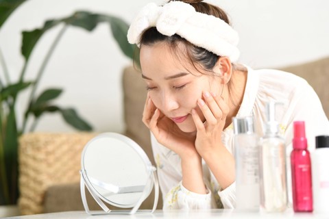 Ilustrasi perempuan mengaplikasikan moisturizer. Foto: koumaru/Shutterstock