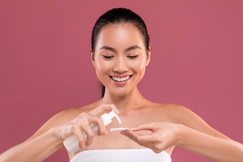 Ilustrasi perempuan pakai exfoliating toner. Foto: Prostock-studio/Shutterstock