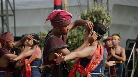 Ilustrasi para pemuda-pemudi suku Batak saat mengikuti tradisi Gondang Naposo. Foto: Leo M Sagala/Shutterstock