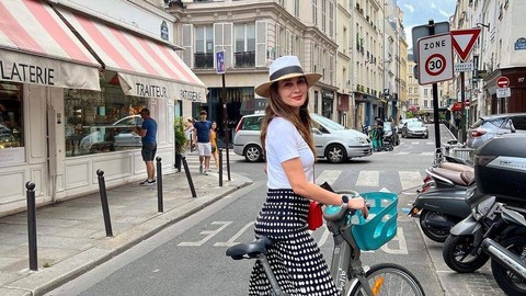 Luna Maya saat liburan di Eropa. Foto: Instagram/@lunamaya