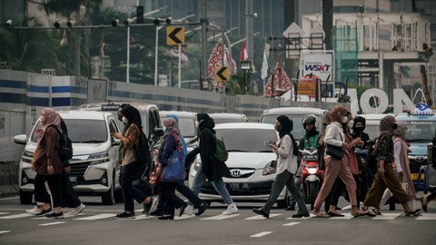 Para pegawai kantoran memadati kawasan Sudirman-Thamrin saat jam pulang kerja, Kamis (21/7/2022) sore. Foto: Jamal Ramadhan/kumparan