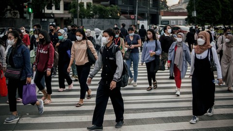 Para pegawai kantoran memadati kawasan Sudirman-Thamrin saat jam pulang kerja, Kamis (21/7/2022) sore. Foto: Jamal Ramadhan/kumparan