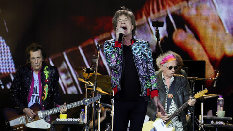 Mick Jagger dari The Rolling Stones tampil sebagai bagian dari "Stones Sixty Europe 2022 Tour", di Hippodrome de Longchamp di Paris, Prancis, Sabtu (23/7/2022). Foto: Pascal Rossignol/REUTERS