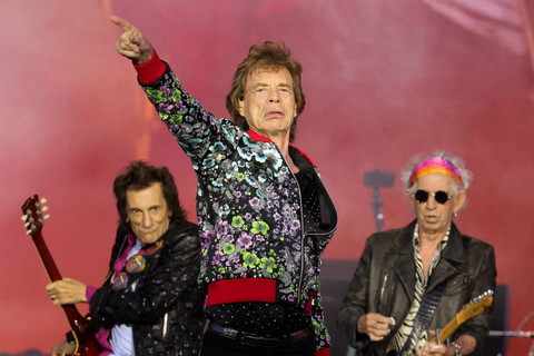 Mick Jagger dari The Rolling Stones tampil sebagai bagian dari "Stones Sixty Europe 2022 Tour", di Hippodrome de Longchamp di Paris, Prancis, Sabtu (23/7/2022). Foto: Pascal Rossignol/REUTERS