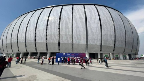 Suasana jelang pertandingan persahabatan antara Persija dan Chonburi FC Thailand di Jakarta International Stadium (JIS) Minggu (24/7/2022). Foto: Haya Syahira/kumparan