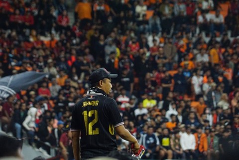The Jakmania menyaksikan pertandingan antara Persija vs Chonburi FC Thailand di Jakarta International Stadium (JIS) Minggu (24/7/2022). Foto: Iqbal Firdaus/kumparan