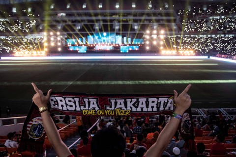 Seorang The Jak Mania yaitu pendukung klub sepak bola Persija Jakarta menghadiri acara peresmian Stadion Jakarta International Stadium (JIS) di Jakarta, Minggu( 24/7/2022). Foto: Muhammad Adimaja/Antara Foto